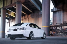 Белый BMW 5 series с обновленной задней оптикой